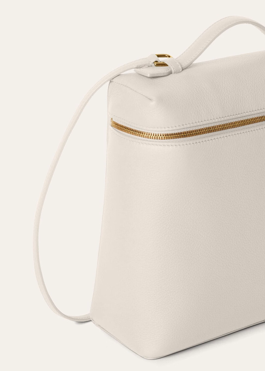 Mochila con bolsillo adicional L23.5 de piel de becerro granulada color travertino claro/oro sol.