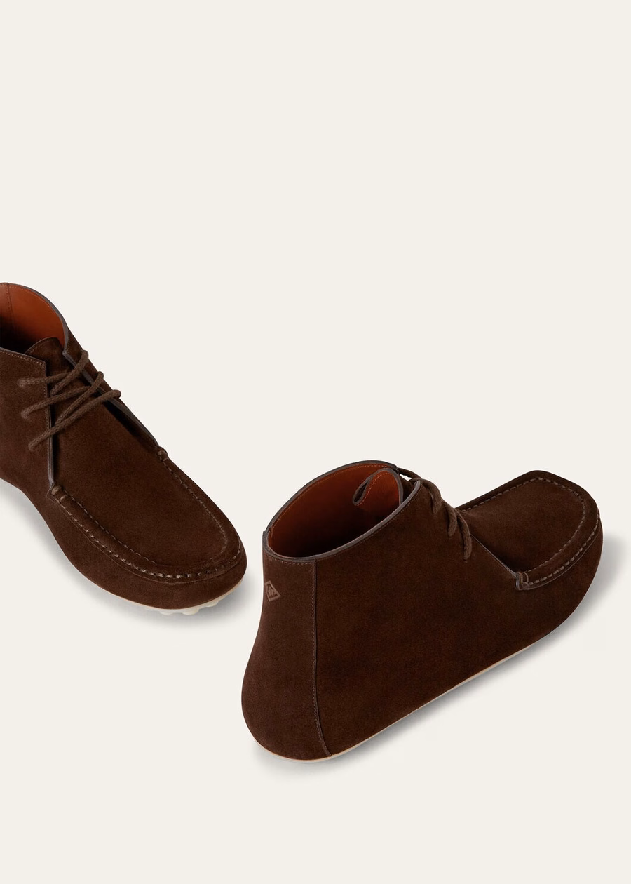 Botín con cordones y suela de puntos, piel de becerro partida en ante color chocolate.