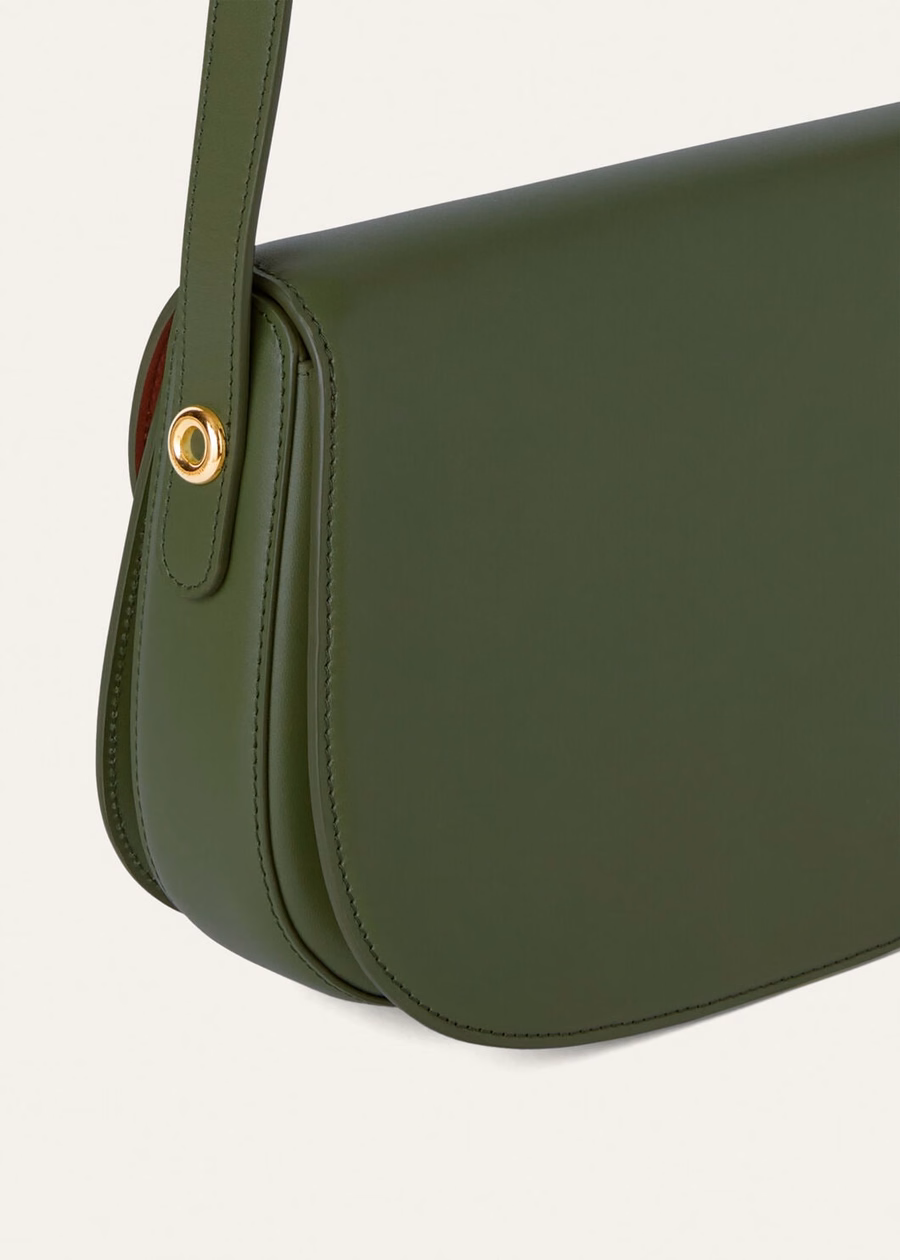 Bolso pequeño Ghira de piel de becerro lisa, color verde musgo oscuro/Kummel.