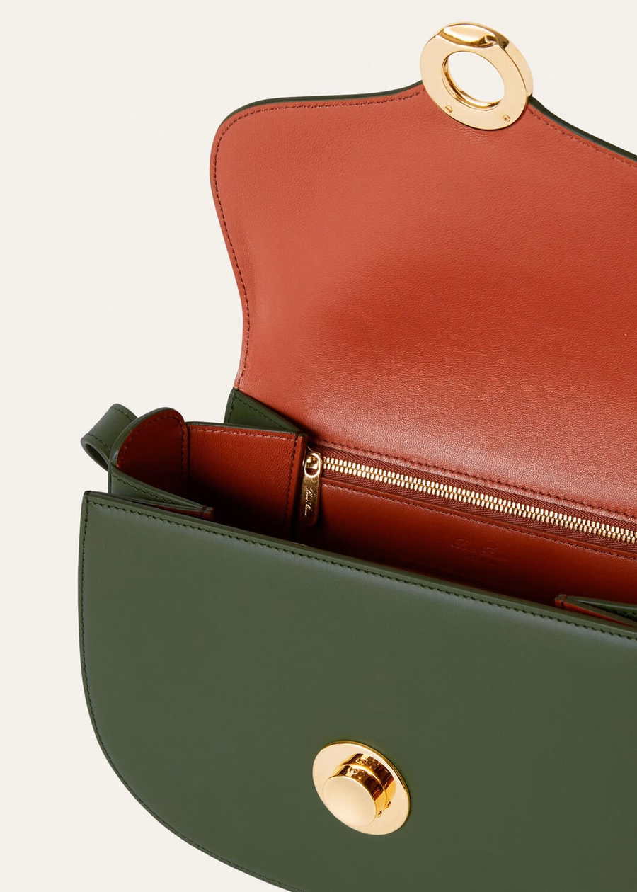 Bolso pequeño Ghira de piel de becerro lisa, color verde musgo oscuro/Kummel.