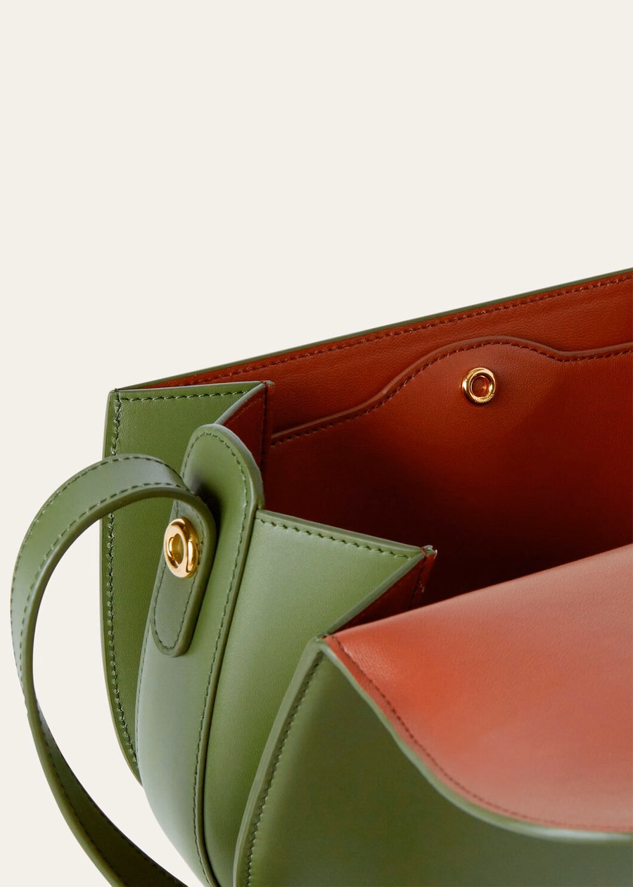 Bolso pequeño Ghira de piel de becerro lisa, color verde musgo oscuro/Kummel.