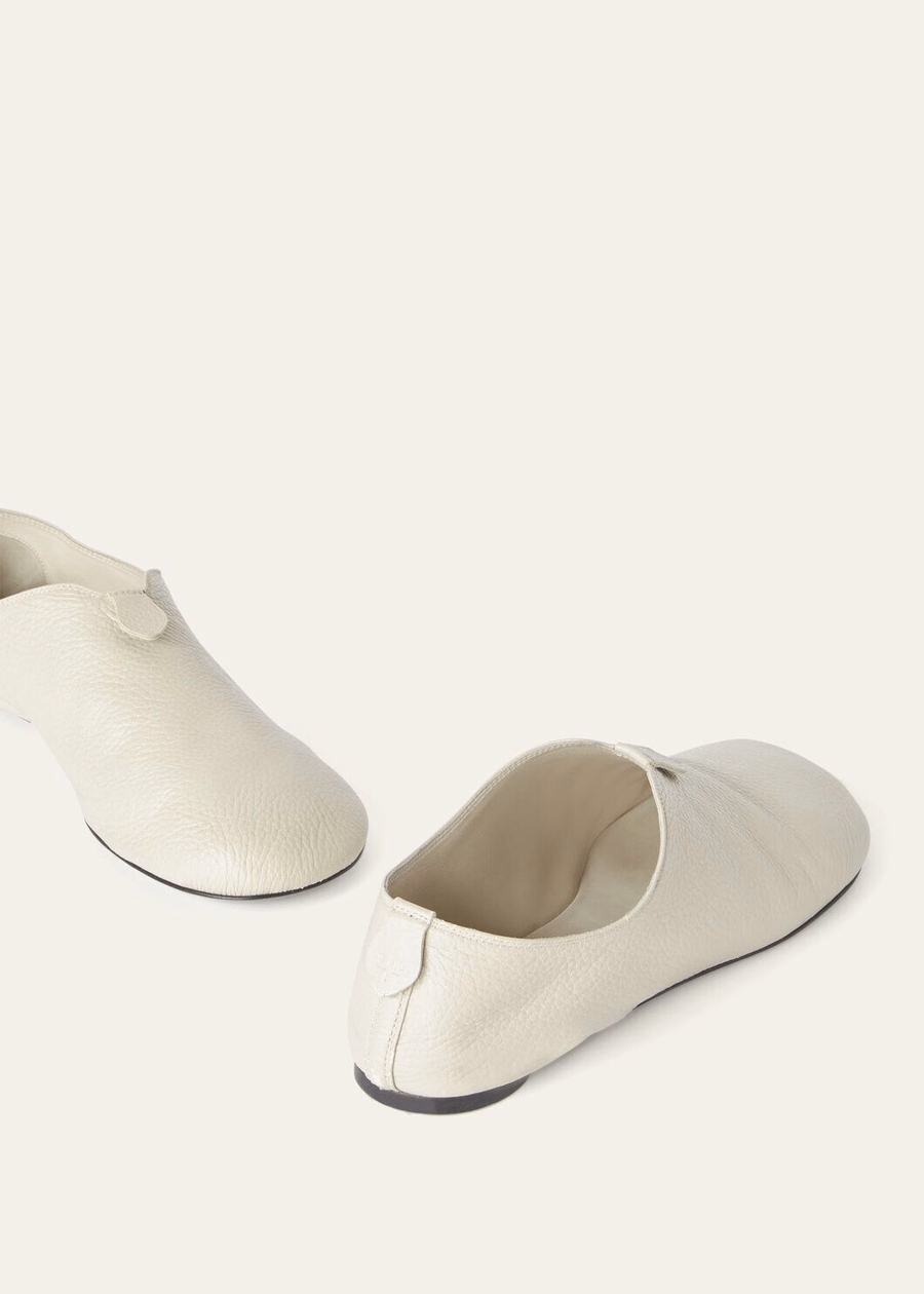 Mocasines planos flotantes de ante color crema y piel sintética