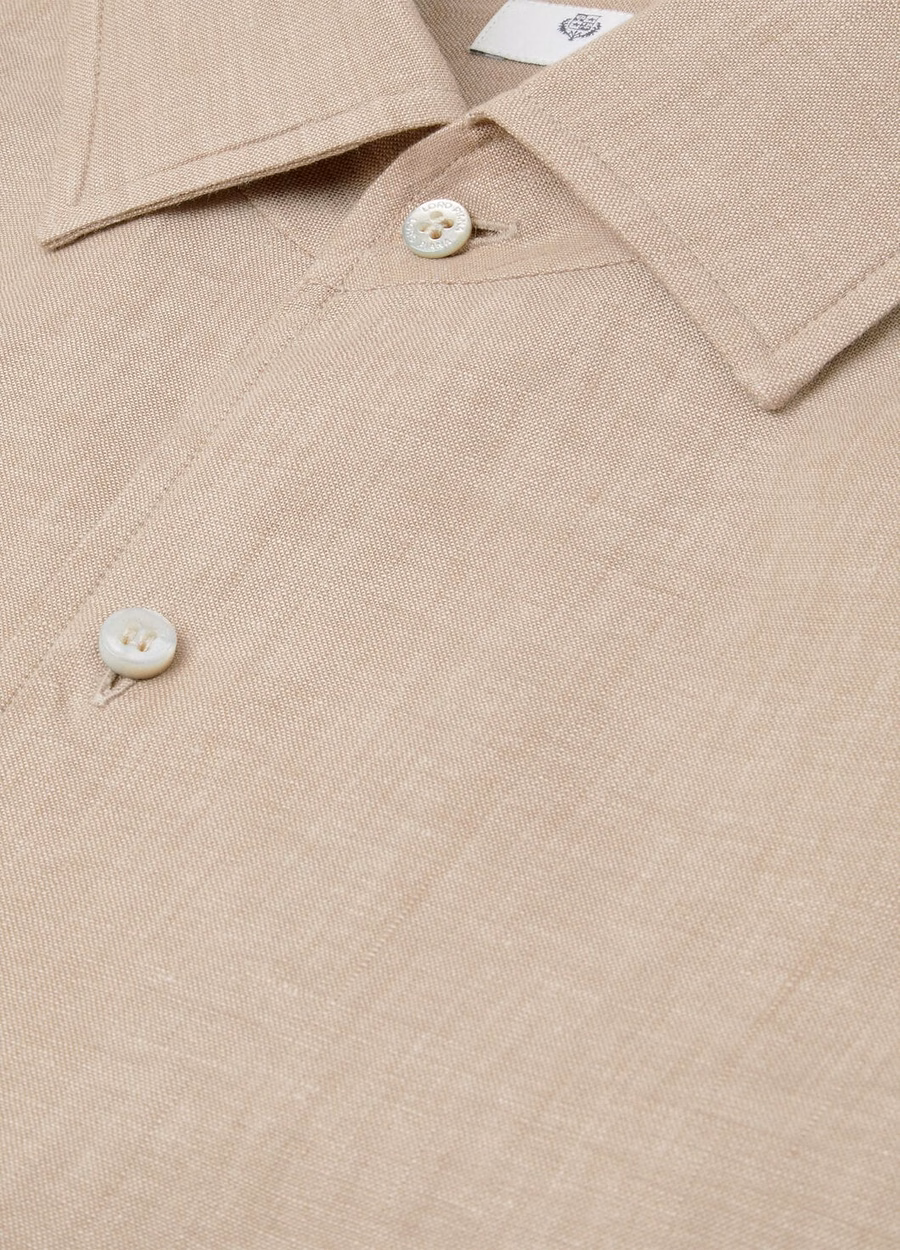 Camisa Andre en color beige.