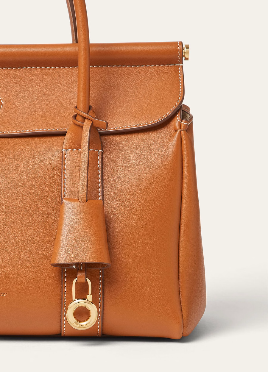 Bolso Loom L25 de piel de becerro color tostado cálido/oro sol.