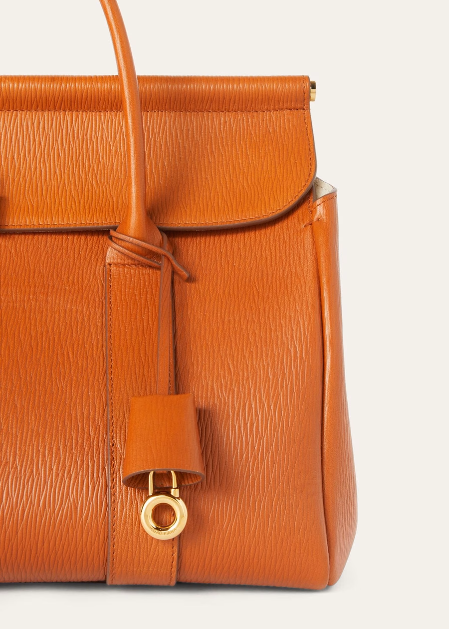 Bolso Loom L32 de piel de becerro color tostado cálido/oro sol.