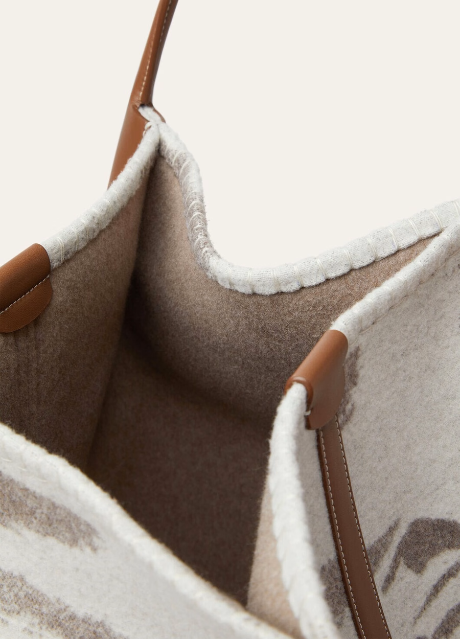 Bolso hobo extragrande de lana virgen de cachemira en tonos gris niebla/guijarro invernal/turquesa/oro sol.
