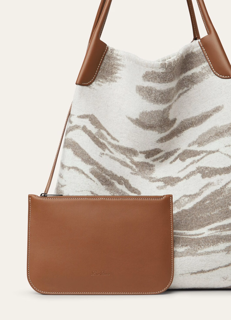 Bolso hobo extragrande de lana virgen de cachemira en tonos gris niebla/guijarro invernal/turquesa/oro sol.